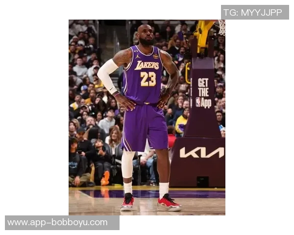 詹姆斯今日穿搭展示肯塔基大学LeBron23PE再掀篮球潮流热潮